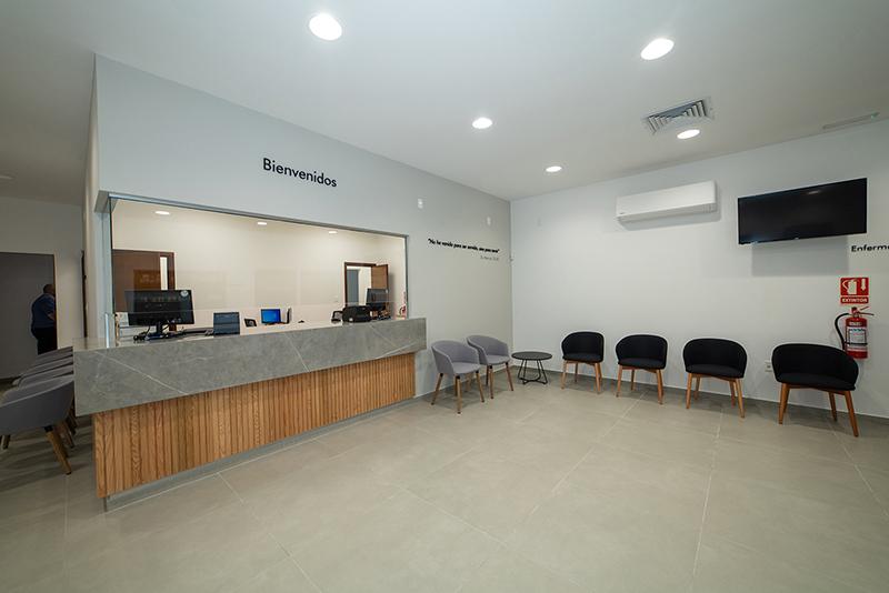Atención a usuarios en Hospital Evangélico.